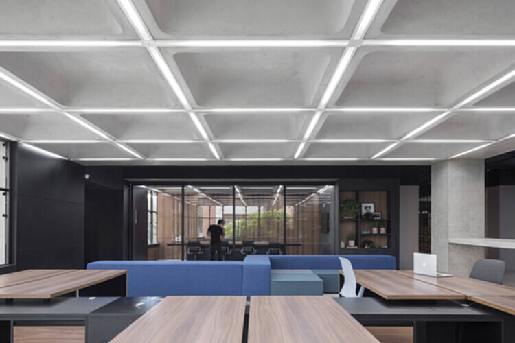 什么是华夫格天花板？ 47 种在网格下生活的室内设计 - 79 的图像 96