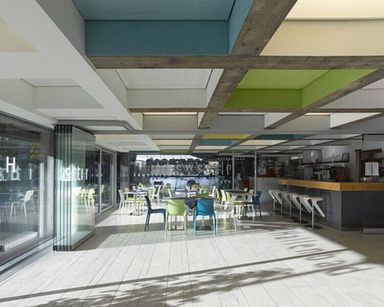 什么是华夫格天花板？ 47 种在网格下生活的室内设计 - 77 的图像 96