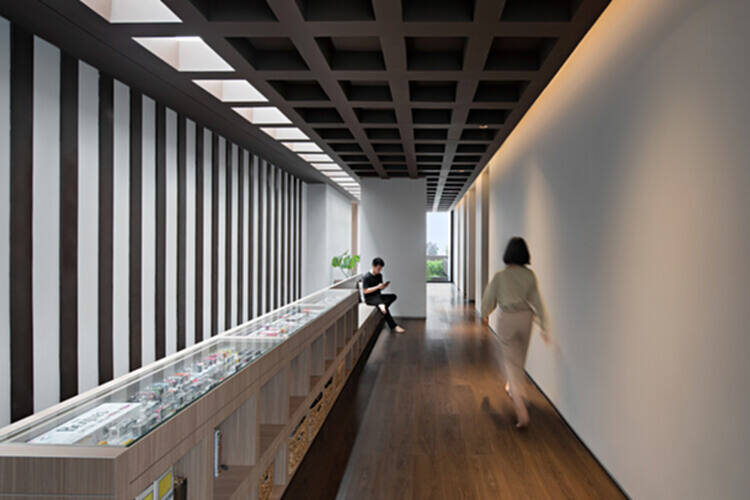 什么是华夫格天花板？ 47 种在网格下生活的室内设计 - 89 的图像 96