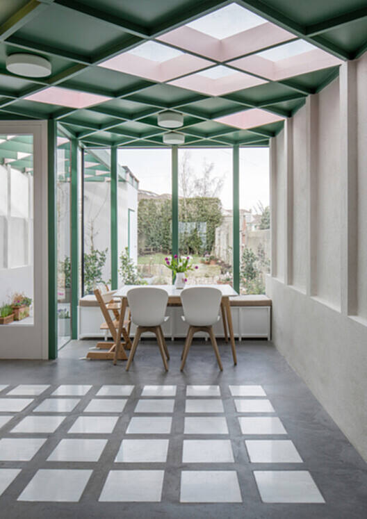 什么是华夫格天花板？ 47 种在网格下生活的室内设计 - 69 的图像 96