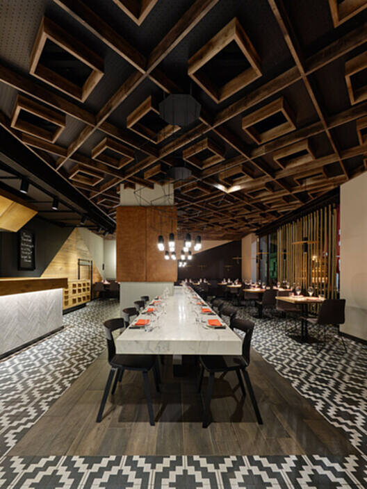 什么是华夫格天花板？ 47 种在网格下生活的室内设计 - 75 的图像 96