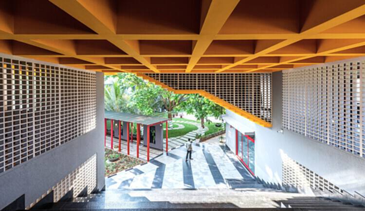 什么是华夫格天花板？ 47 种在网格下生活的室内设计 - 3 的图像 96