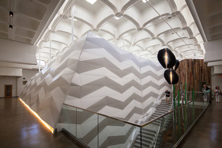 什么是华夫格天花板？ 47 种在网格下生活的室内设计 - 93 的图像 96