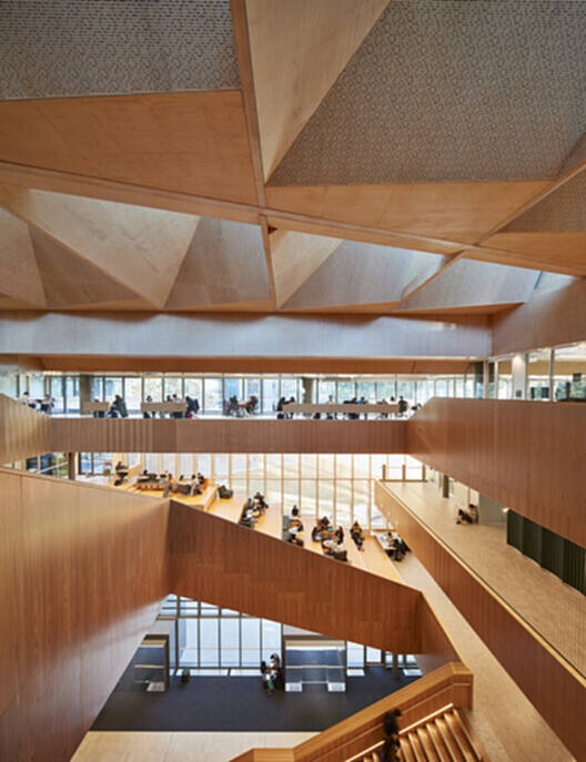 什么是华夫格天花板？ 47 种在网格下生活的室内设计 - 55 的图像 96